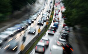 Stadtverkehr in München. In Großstädten gehören Staus zum Alltag, doch das tut der Beliebtheit des Autos laut einer Umfrage der HUK Coburg unter über 4200 Menschen keinen Abbruch. (Foto: Illustration)