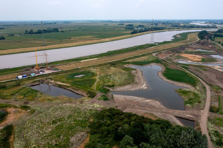 Der Bau des sogenannten Tidepolders Coldemüntje ist eine Maßnahme zur Verbesserung der Lebensräume im Masterplan Ems. (Archivbild) Foto: Sina Schuldt/dpa