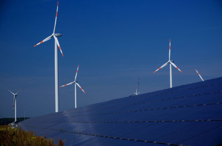 In den zurückliegenden zwei Jahrzehnten sind Sonne und Wind zu den wichtigen Energiequellen in Mecklenburg-Vorpommern geworden. (Illustration) Foto: Jens Büttner/dpa-Zentralbild/dpa