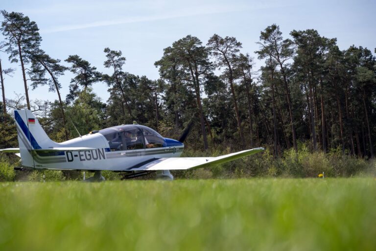 Mit Flugzeugen wie diesem heben Piloten der Luftrettungsstaffel in diesen Tagen in Unterfranken ab. (Archivbild) Foto: Pia Bayer/dpa
