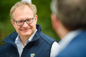 Hamburgs scheidender Umweltsenator Jens Kerstan setzt bei der Zukunft des Hafens auf eine Kooperation mit Wilhelmshaven und Bremen. Die jüngste Elbvertiefung hält der Grünen-Politiker für gescheitert. (Archivbild)