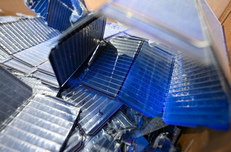 Beim Austausch von Solarmodulen fallen große Mengen an Abfall an - in Magdeburg sollen diese künftig wiederverwendet werden. (Symbolbild) Foto: Hendrik Schmidt/dpa