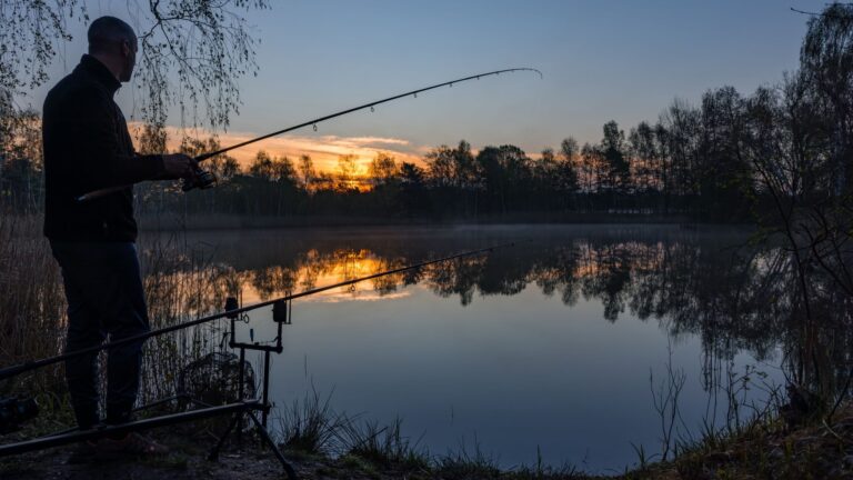 Die Stimmung bei den Anglern in Brandenburg ist getrübt: Die «Anglerkönigin 2024» wird nach einem besonders großen Fang ausgezeichnet, aber mit Hassnachrichten im Netz konfrontiert.  (Symbolbild) Foto: Frank Hammerschmidt/dpa
