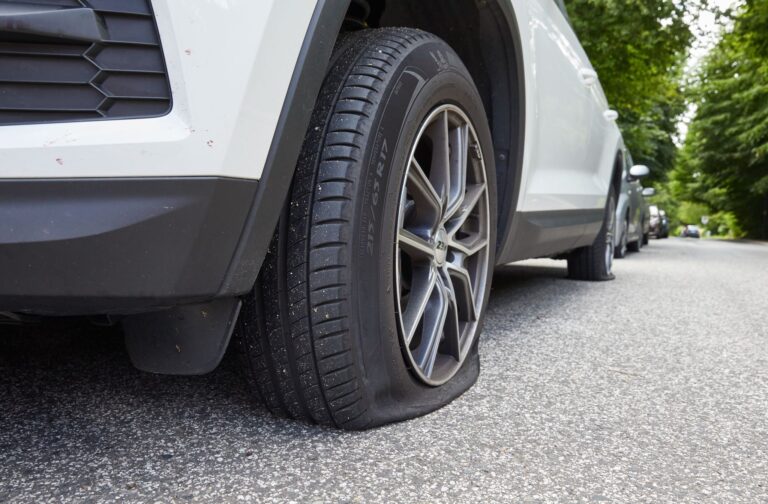 Unbekannte haben an 47 SUV in Viersen die Luft aus den Reifen gelassen. (Symbolbild) Foto: Georg Wendt/dpa