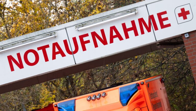 Hitzeperioden können zu mehr Andrang in Notaufnahmen von Kliniken führen. (Symbolbild) Foto: Julian Stratenschulte/dpa