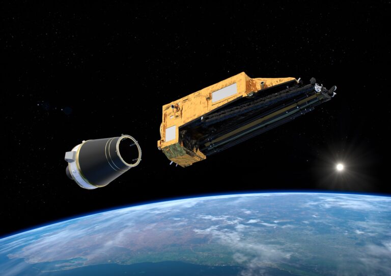 Die am 23.04.2025 von der Esa zur Verfügung gestellte undatierte Illustration zeigt, wie der "Biomass"-Satellit der Esa im Orbit freigesetzt werden sollte. Foto: -/ESA/ATG medialab/dpa