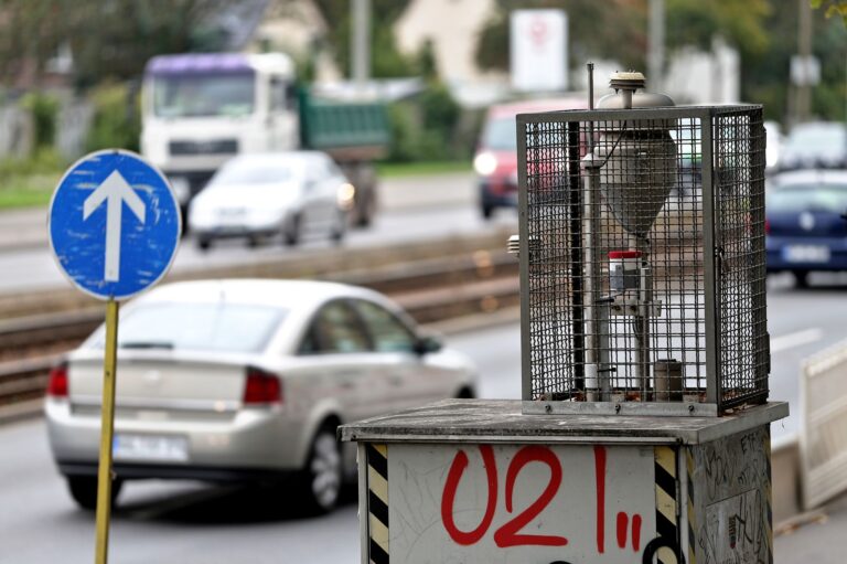 Luftüberwachungsstation in Halle/Saale. Bei Nitrat- und Ruß-Partikeln gab es einen besonders starken Rückgang. (Symbolbild) Foto: Jan Woitas/dpa-Zentralbild/dpa