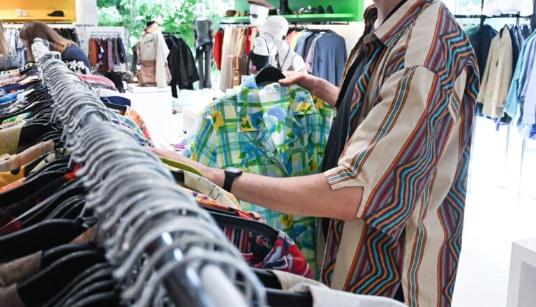 Alt statt neu: Interesse an Second Hand wächst (Symboldbild) Foto: Bernd Weißbrod/dpa