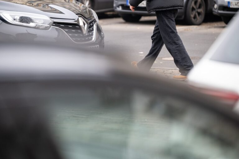 Besonders in Metropolen gingen die Menschen zuletzt häufiger zu Fuß und ließen das Auto öfter stehen. (Symbolbild) Foto: Sebastian Gollnow/dpa