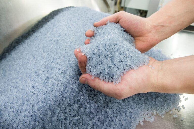 Die EU will einen sorgsameren Umgang mit Plastikteilchen. Foto: Armin Weigel/ dpa