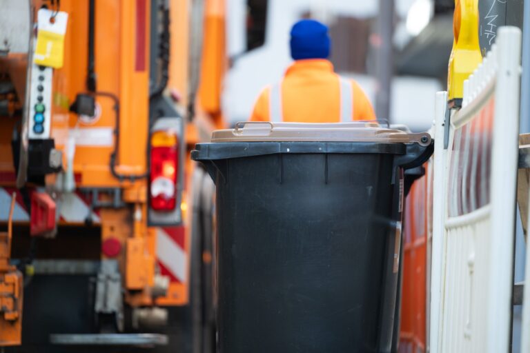 Biotonnen sind wichtig, um organisches Material zu sammeln und Kompost herzustellen - aber was, wenn der Inhalt weniger organisch ist als gedacht? (Archivbild) Foto: Marijan Murat/dpa
