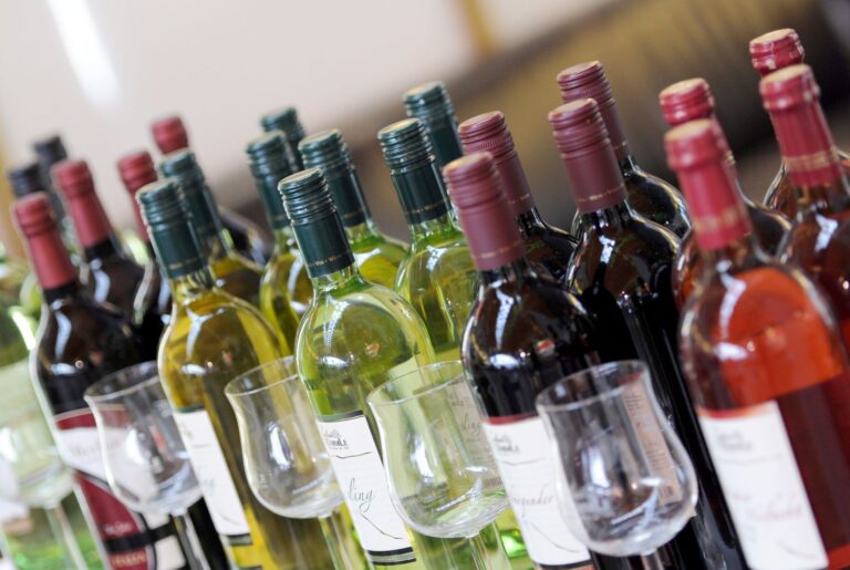 Der Konsum von Wein ist weltweit seit längerem rückläufig, aber es wird oft teurerer Wein getrunken als früher (Archivbild). Foto: Daniel Reinhardt/dpa