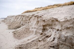Rund 25.000 Tonnen Sand sollen am Strand vor den Nordostdünen auf Wangerooge aufgebracht werden - so soll die Düne vor Sturmfluten geschützt werden. (Archivbild)