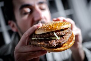 Wie klimafreundlich ist Dein Burger? Wer etwa Rindfleisch durch ein pflanzliches Patty ersetzt, kann die Klimabilanz deutlich verbessern.