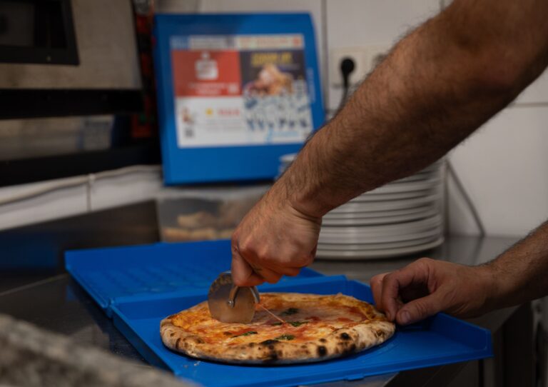 In Tübingen kann seit einigen Tagen die Pizza in einer blauen Mehrwegbox abgeholt werden. (Foto-Produktion). Foto: Markus Lenhardt/dpa