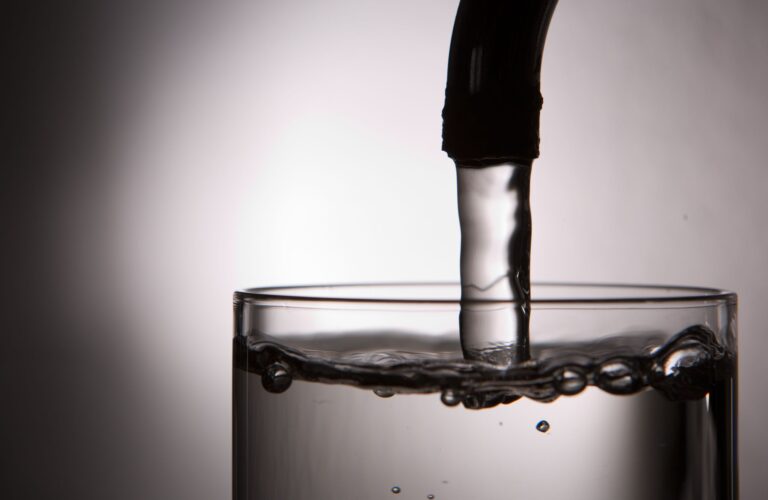 Bedroht Ewigkeitschemikalie Trifluoracetat (TFA) unser Trinkwasser? Foto: Lukas Schulze/dpa