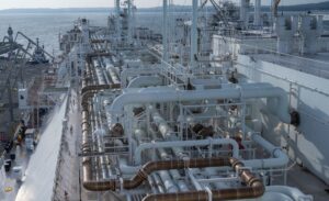 Das LNG-Terminal in Mukran soll künftig Abwärme von einem benachbarten Unternehmen beziehen und so umweltfreundlicher werden. (Archivbild)