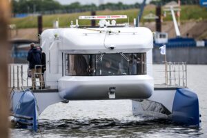 Mit ihrem Forschungs-Katamaran «Nova» wollen Forschende in Duisburg Konzepte für die Schifffahrt der Zukunft finden.