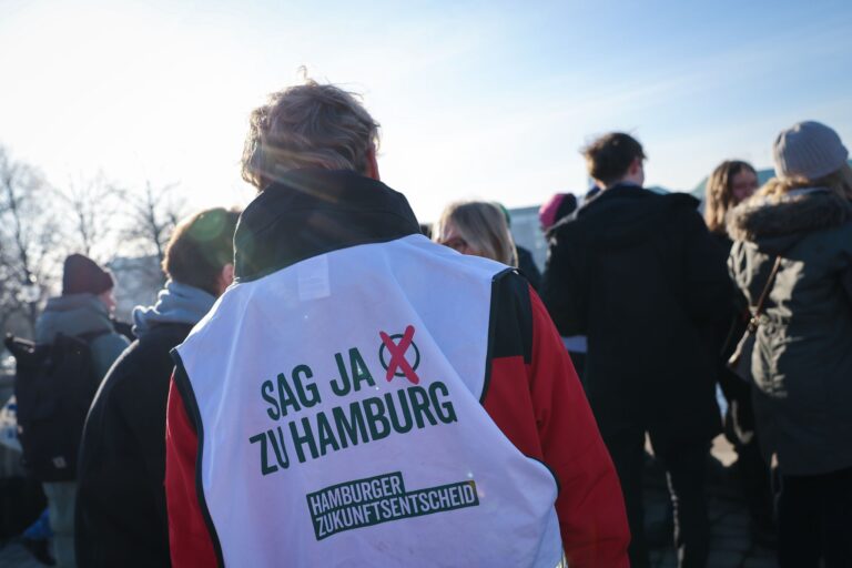 Ein Vorziehen der Klimaneutralität um fünf Jahre würde nach Angaben des Verbandes norddeutscher Wohnungsunternehmen Kosten von mindestens 40 Milliarden Euro verursachen. (Archivbild) Foto: Christian Charisius/dpa