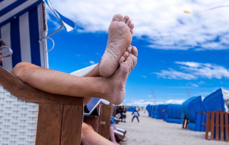 Warm, mit leichter Brise: An der Ostsee lässt es sich im Sommer meist gut aushalten. Foto: Jens Büttner/dpa/dpa-tmn