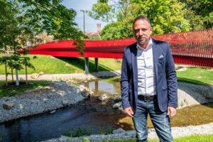 Umweltminister Thorsten Glauber (Freie Wähler) informierte sich über die letzten Vorbereitungen für die Landesgartenschau in Furth im Wald. Zu den optischen Highlights zählt eine Brücke mit «drachenblutrotem» Geländer - in Anlehnung an das Further Festspiel «Drachenstich».