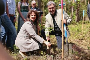 Ministerpräsident Markus Söder und Agrarministerin Michaela Kaniber (beide CSU) beim Pflanzen einer Esskastanie.