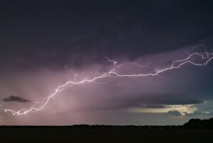 Wie häufig Blitze entstehen, hängt stark vom Wetter ab. (Archivbild)