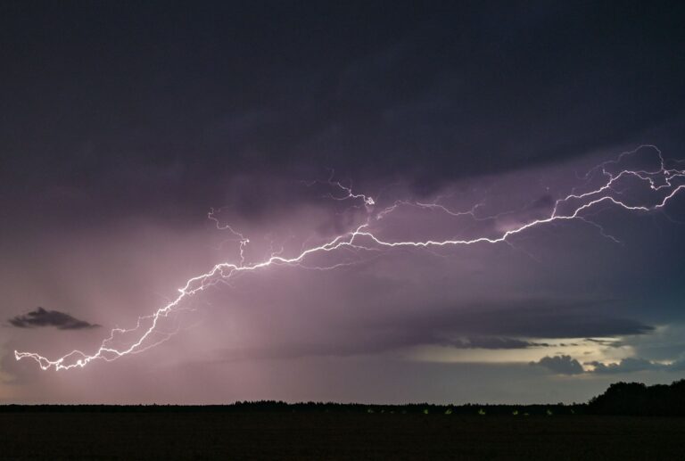 Wie häufig Blitze entstehen, hängt stark vom Wetter ab. (Archivbild) Foto: Patrick Pleul/dpa