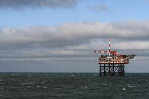 Diese Förderplattform für Erdgas will der Energiekonzern One-Dyas mit Offshore-Windstrom betreiben - dafür fehlt bislang aber noch ein Seekabel. (Archivbild)