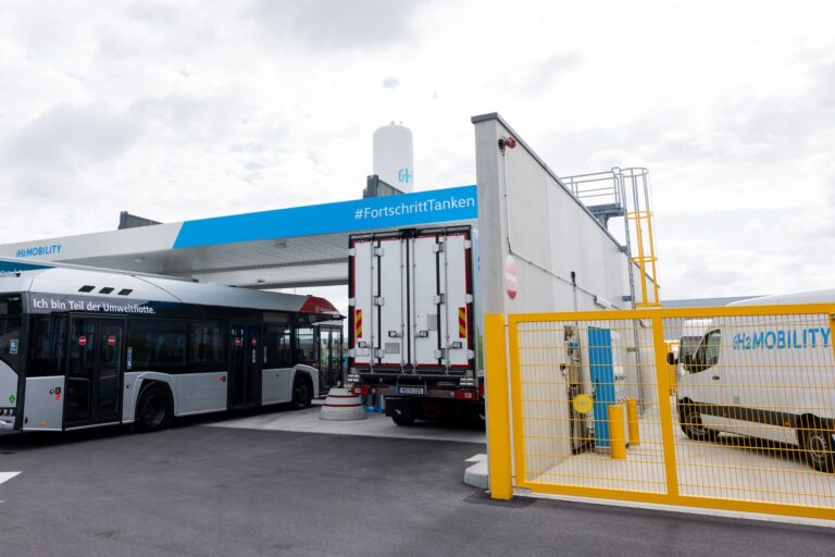 An einer neuen Wasserstoff-Tankstelle in Düsseldorf sollen vor allem Brennstoffzellen- Busse und -Lastwagen tanken können. Foto: Rolf Vennenbernd/dpa