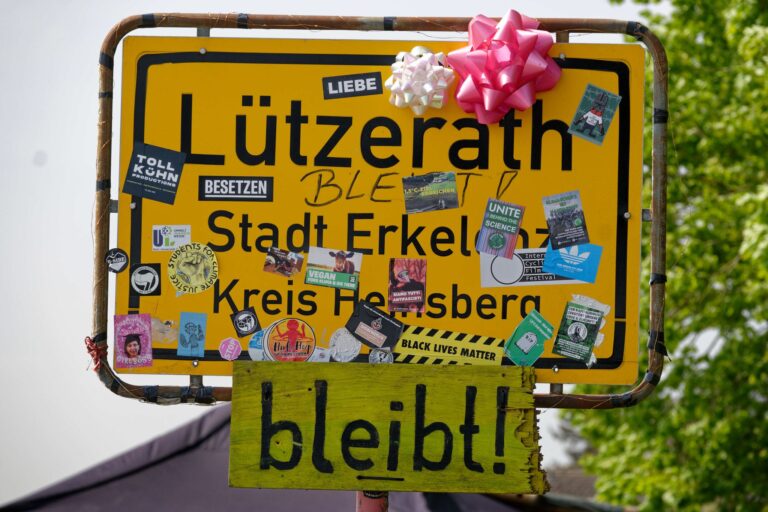 Nach einem Gottesdienst zum Gedenken an die für die Braunkohle zerstörte Ortschaft Lützerath hat das Amtsgericht Erkelenz eine 68 Jahre alte Frau freigesprochen. (Symbolbild) Foto: Henning Kaiser/dpa