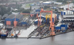 Behördenschiffe und Fähren dürfen künftig auf einer Werft im ostfriesischen Emden abgewrackt und recycelt werden. (Archivbild)