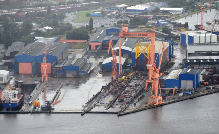 Behördenschiffe und Fähren dürfen künftig auf einer Werft im ostfriesischen Emden abgewrackt und recycelt werden. (Archivbild)