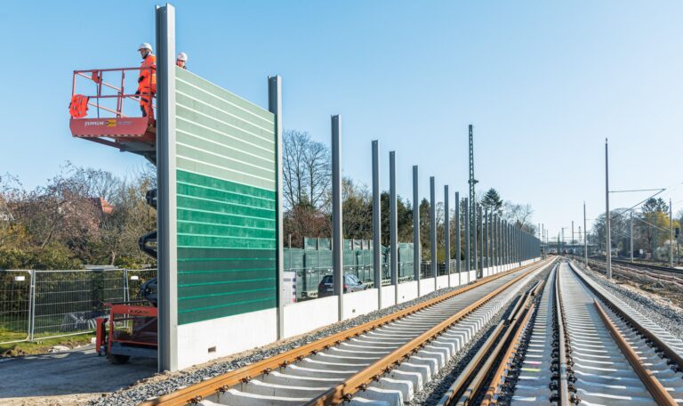 Die Bahn muss beim Lärmschutzausbau entlang der Bestandsstrecke mehr Tempo machen. (Archivbild) Foto: Markus Scholz/dpa