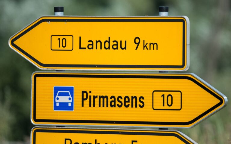 Der Ausbau der B10 zwischen Landau und Pirmasens wird schon lange diskutiert. (Symbolbild) Foto: Uwe Anspach/dpa