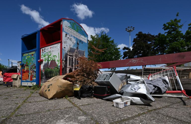 Ein Problem nicht nur in Erfurt: An Sammel-Containern für Altkleider wird auch immer wieder illegal Müll abgelegt. Foto: Martin Schutt/dpa