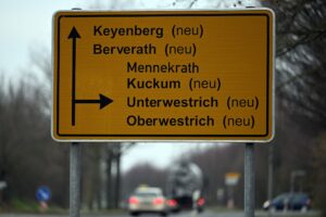 Die vor dem Abbaggern geretteten Dörfer Keyenberg, Kuckum und Berverath am Braunkohletagebau Garzweiler unterscheiden sich künftig durch ein vorgestelltes «Alt-» von den Umsiedlungsorten mit dem gleichen Ortsnamen.