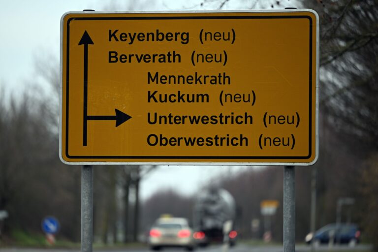 Die vor dem Abbaggern geretteten Dörfer Keyenberg, Kuckum und Berverath am Braunkohletagebau Garzweiler unterscheiden sich künftig durch ein vorgestelltes «Alt-» von den Umsiedlungsorten mit dem gleichen Ortsnamen.  Foto: Federico Gambarini/dpa