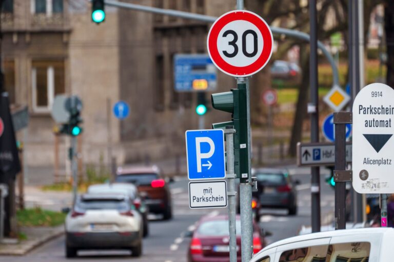 30-er Zonen sind häufig ein umstrittenes Thema. (Symbolbild) Foto: Andreas Arnold/dpa