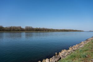 Ewigkeitschemikalie Trifluoracetat (TFA) verbreitet sich laut Wasserwerken weiter im Rhein.
