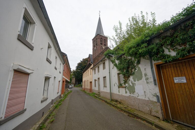 Das Land, die Stadt Erkelenz und die RWE Power AG haben eine Vereinbarung über die Wiederbelebung der fünf geretteten Braunkohledörfer am Tagebau Garzweiler geschlossen. (Archivbild)  Foto: Henning Kaiser/dpa