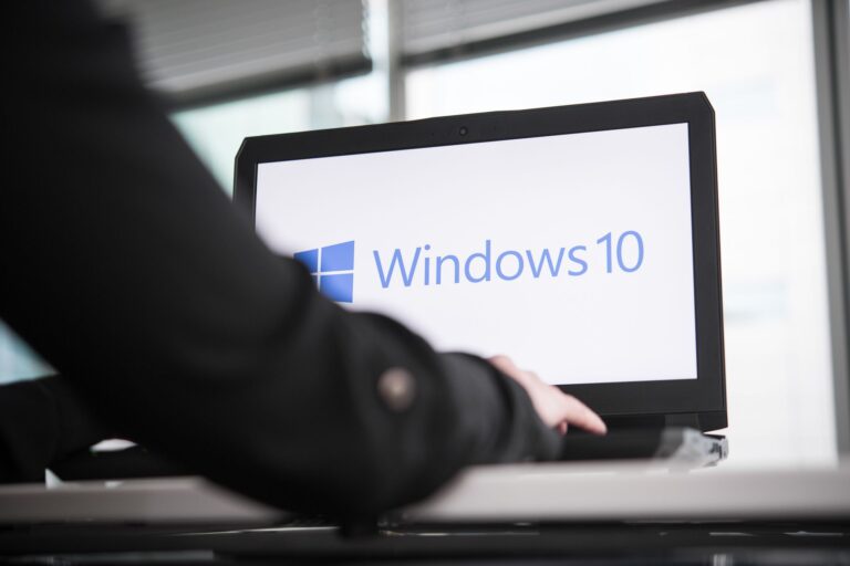 Vertrauter Anblick, der bei vielen bald Geschichte sein wird: Windows 10 wird im Herbst ausgemustert. Foto: Robert Günther/dpa-tmn