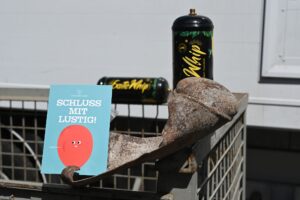 «Schluss mit lustig!»: Mit einer neuen Kampagne will die Stadtreinigung für eine ordnungsgemäße Entsorgung von Lachgasflaschen sensibilisieren.