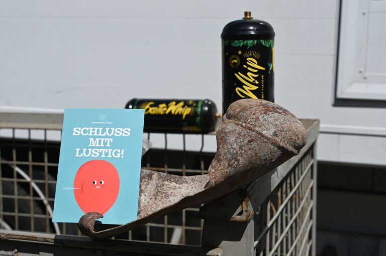 «Schluss mit lustig!»: Mit einer neuen Kampagne will die Stadtreinigung für eine ordnungsgemäße Entsorgung von Lachgasflaschen sensibilisieren. Foto: David Hammersen/dpa