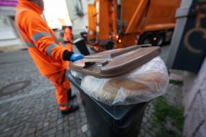 Die Plastiktüte im Biomüll: Aus Sicht der Entsorger in Thüringen bleibt sie auch künftig das häufigste Problem bei der Verunreinigung von Bioabfällen. (Symbolfoto)