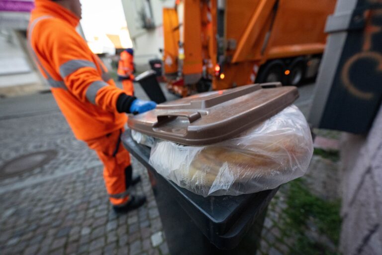Die Plastiktüte im Biomüll: Aus Sicht der Entsorger in Thüringen bleibt sie auch künftig das häufigste Problem bei der Verunreinigung von Bioabfällen. (Symbolfoto) Foto: Marijan Murat/dpa