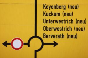 Nach dem vorgezogenen Ausstieg aus Förderung und Verstromung von Braunkohle steht für die fünf vor dem Abbaggern geretteten Dörfer am Tagebau Garzweiler eine Entscheidung über die künftigen Ortsnamen bevor.