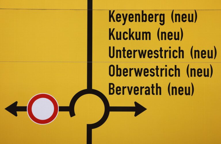 Nach dem vorgezogenen Ausstieg aus Förderung und Verstromung von Braunkohle steht für die fünf vor dem Abbaggern geretteten Dörfer am Tagebau Garzweiler eine Entscheidung über die künftigen Ortsnamen bevor.  Foto: Oliver Berg/dpa