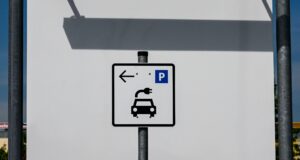 Die Zahl der Neuzulassungen von E-Autos in Deutschland zieht wieder an. (Archivbild)