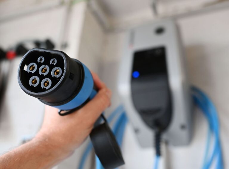 Schon der Zeitpunkt, zu dem man sein E-Auto auflädt, hat Einfluss auf das Energiesystem. (Archivbild)  Foto: Uli Deck/dpa/dpa-tmn
